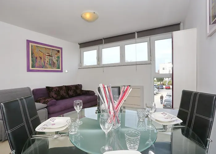 Town Center Apartment *